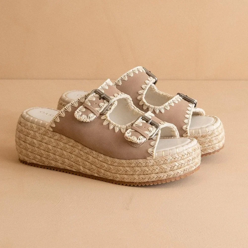NWOT Oasis Society Platform Sandals